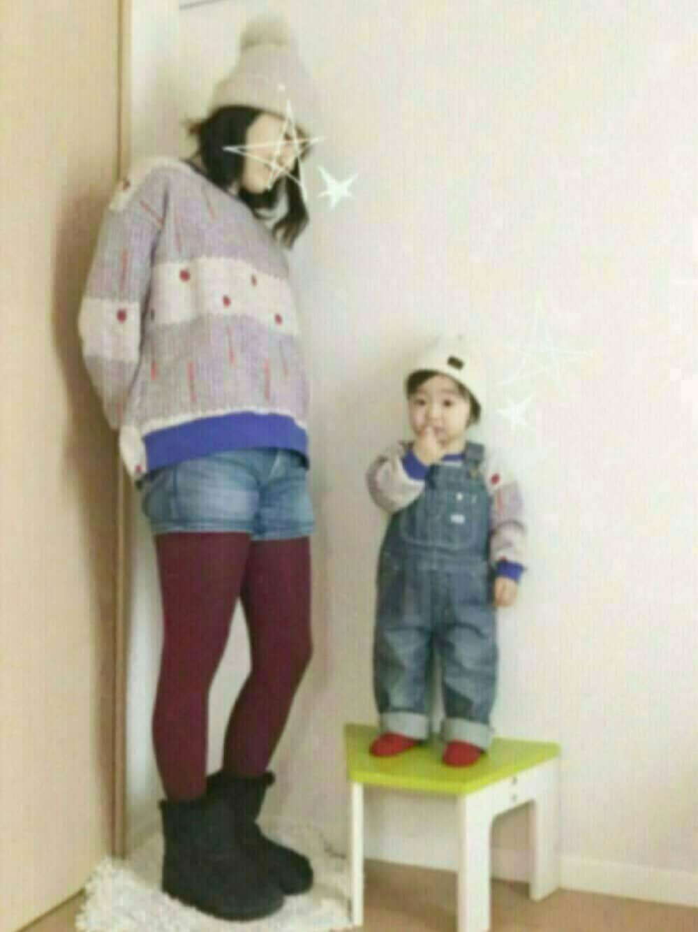 ブルー系のトップス、ブルー系のトップス、ブルー系のサロペット/オーバーオールを着用したキッズの冬コーディネートの1枚目の写真