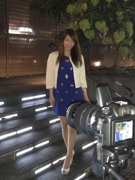 「青×白」｜「アイテム（ノーカラージャケット）」を使った、木村真弓さん（レディース・163cm）の秋コーディネート