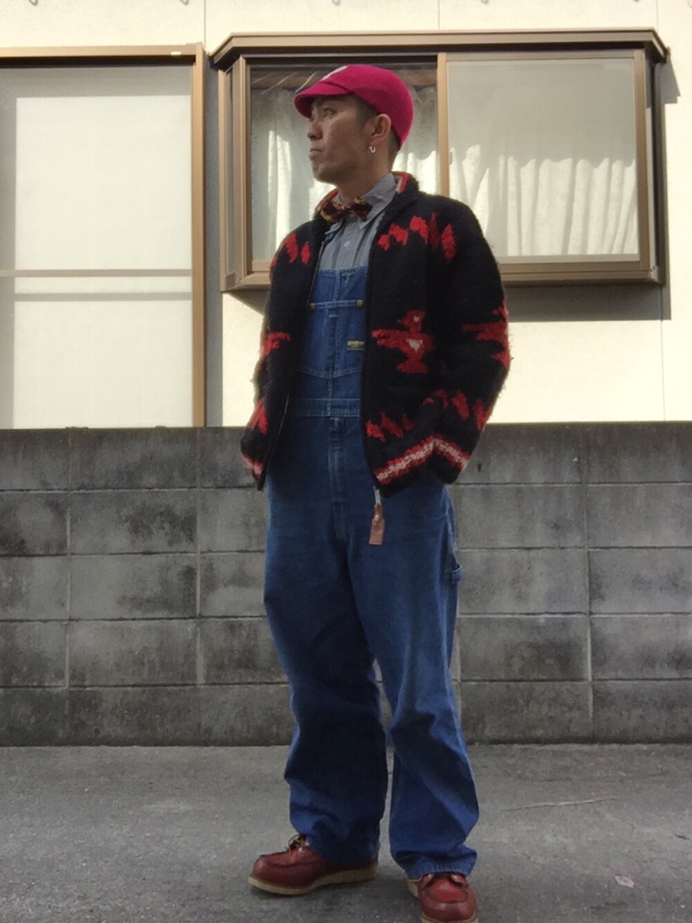 「respect for nesai、カウチンセーター、オーバーオール、オーバーオール刑事、ネイビー身につけ隊、RED WING、帽子かぶろう会、ティンバーランドアイコンフェス、634、ましんさんの黄色いバンダナ」｜「Canadian Sweater Company Ltd.のカウチンセーター（その他アウター、ブラック系）」を使った、香月ダイスケさん（メンズ・166cm）の冬コーディネートの1枚目の写真