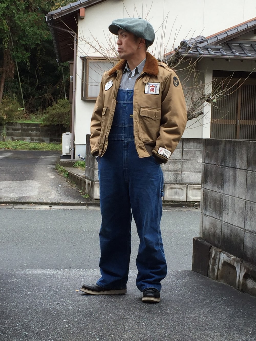 「ミリタリージャケット、オーバーオール刑事、オーバーオール、一人ブーツ部、キャスケット、TOY晒すwinterフェア、B-10、Buzz Rickson、ネイビー身につけ隊、帽子かぶろう会」｜「OSHKOSHのアイテム（つなぎ/オールインワン、ブルー系）」を使った、香月ダイスケさん（メンズ・166cm）の冬コーディネートの1枚目の写真