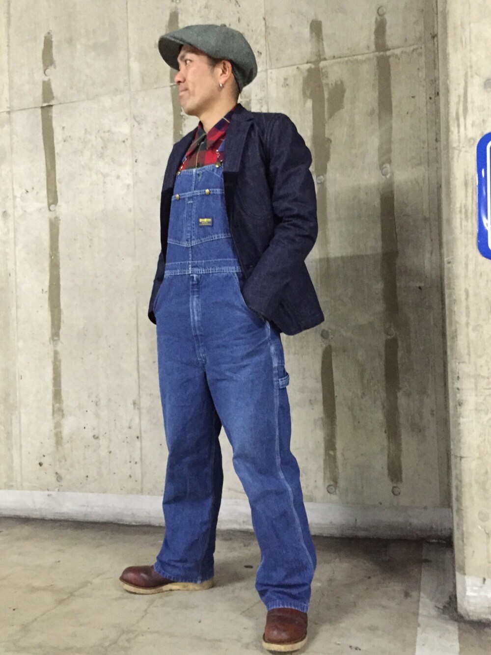 ブルー系のデニムジャケット、レッド系のブーツ、レッド系のシャツ/ブラウスを着用したメンズの冬コーディネートの1枚目の写真