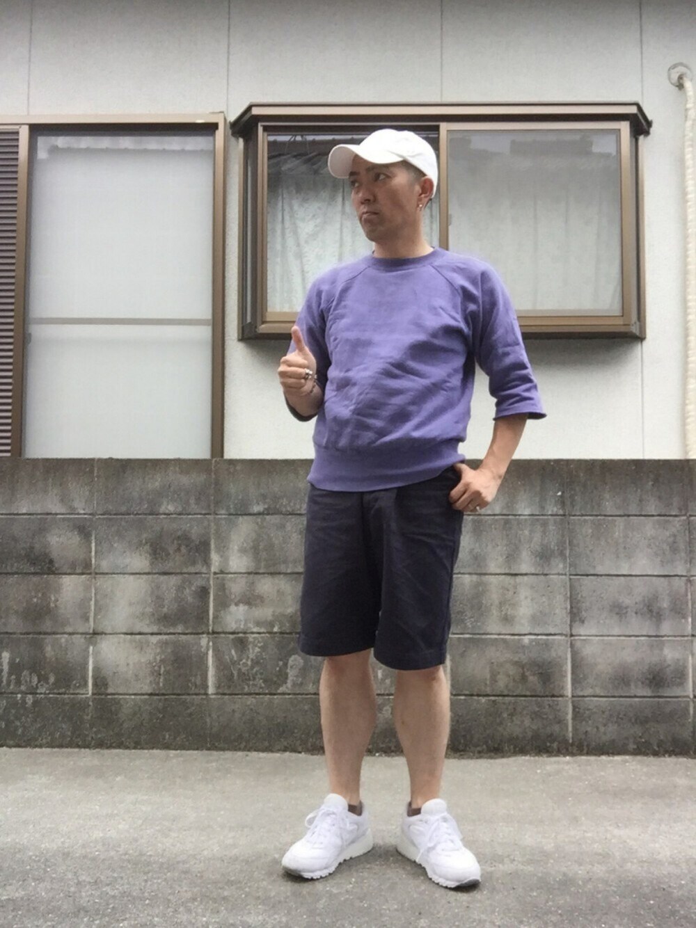 パープル系のスウェット、ブルー系のチノパンツ、オレンジ系の福袋/福箱を着用したメンズの春コーディネートの1枚目の写真