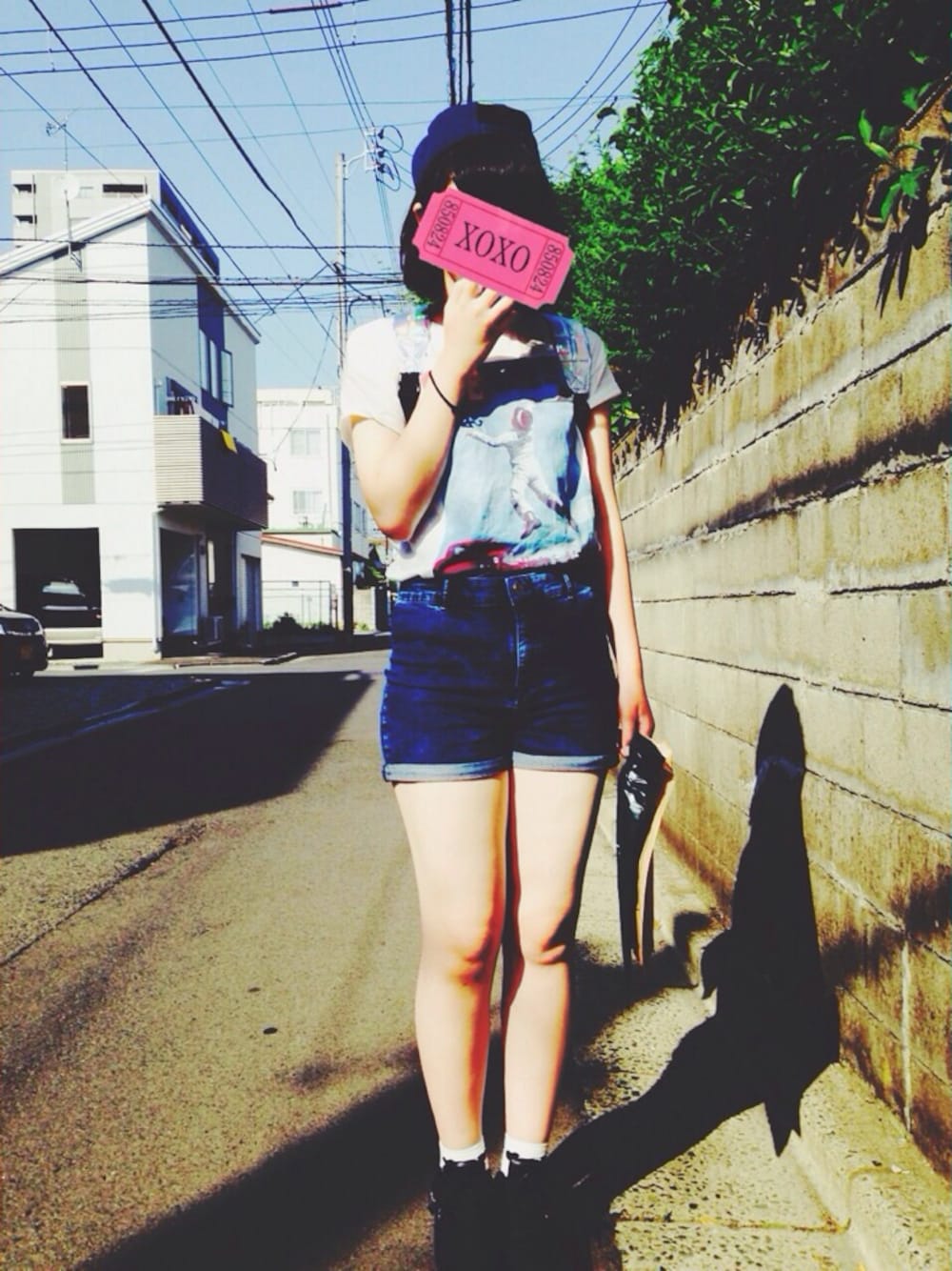 「＃デニム、#夏、#H&M、#zara、#jouetie、#bubbles、#THRASHER、#デニムショートパンツ」｜「BUBBLESのホログラムリュック（バックパック/リュック、その他）」を使った、Makoさん（レディース・170cm）の夏コーディネートの1枚目の写真