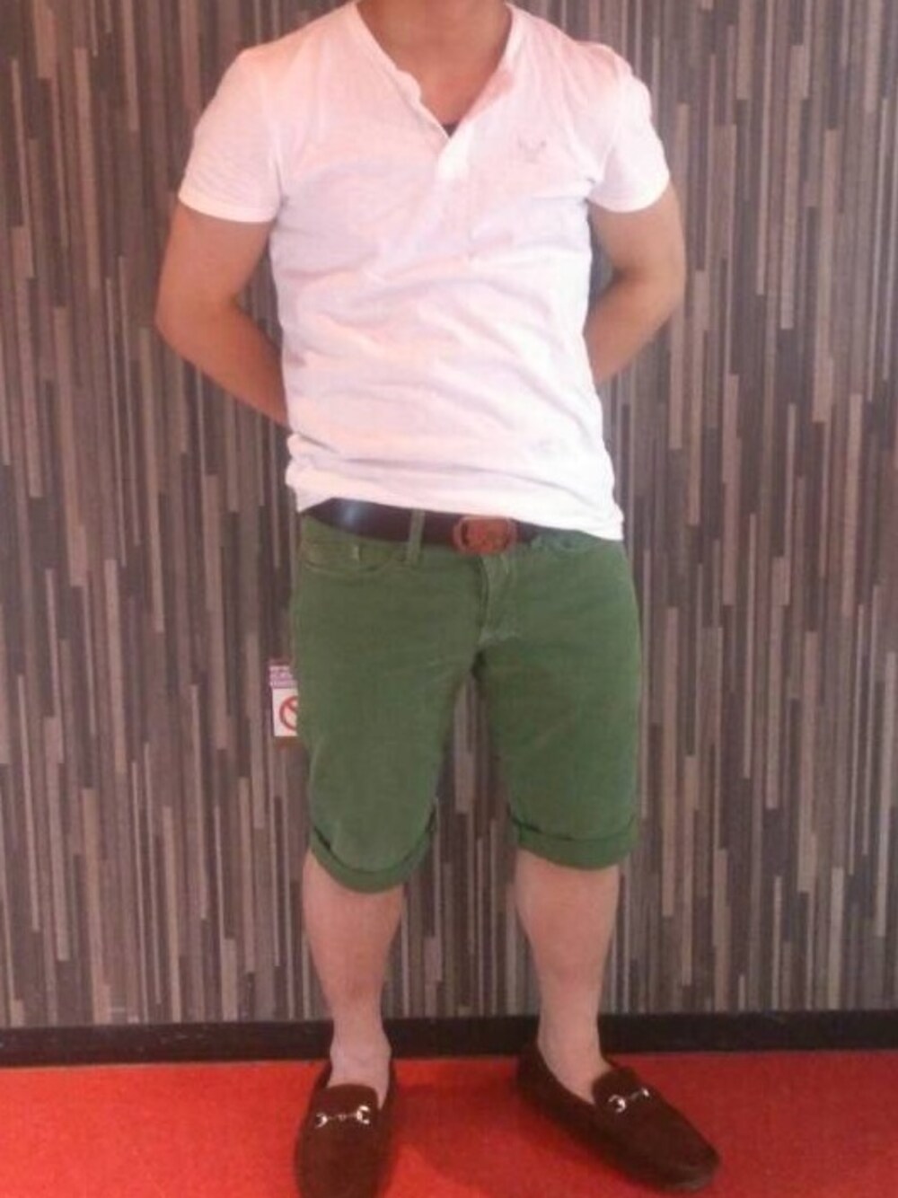 ホワイト系のTシャツ/カットソー、グリーン系のその他パンツを着用したメンズの夏コーディネートの1枚目の写真