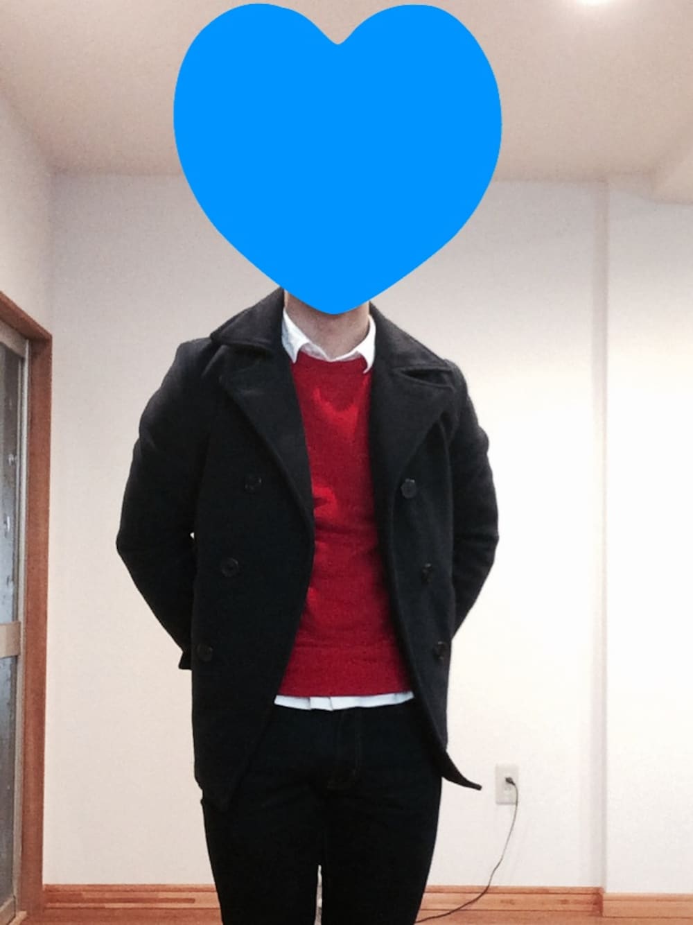 「ユニクロ、UNIQLO、ユニクロだらけ、UNIQLOコーデ、ユニクロコーデ、赤スウェット、シャツ×スウェット、きれいめカジュアル、きれいめコーディネート」｜「UNIQLOのアイテム（ピーコート、ブルー系）」を使った、かいと。さん（メンズ・167cm）の冬コーディネートの1枚目の写真