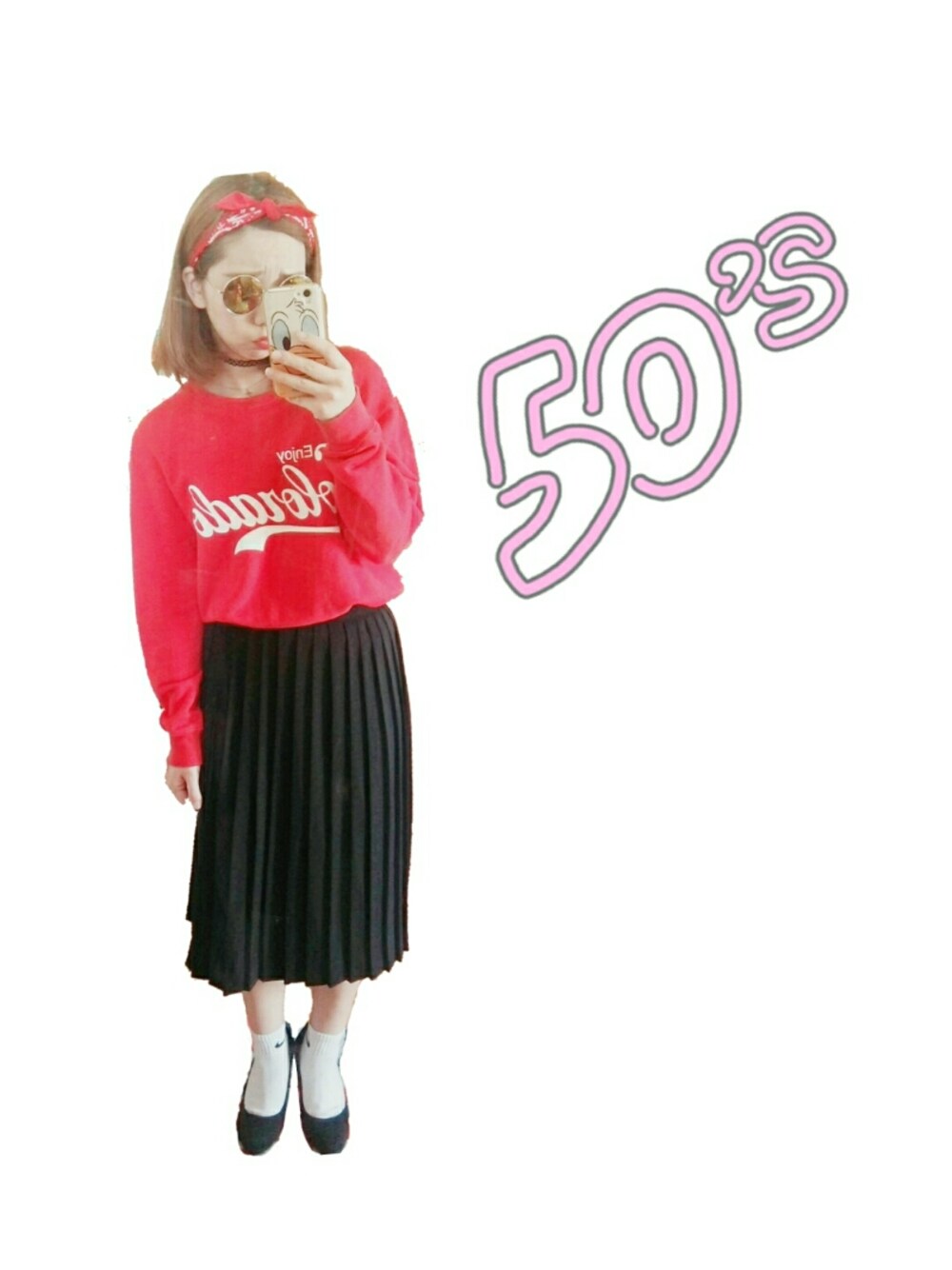 ブラック系のパンプス、レッド系のスウェット、ブラック系のスカートを着用したレディースの春コーディネートの1枚目の写真