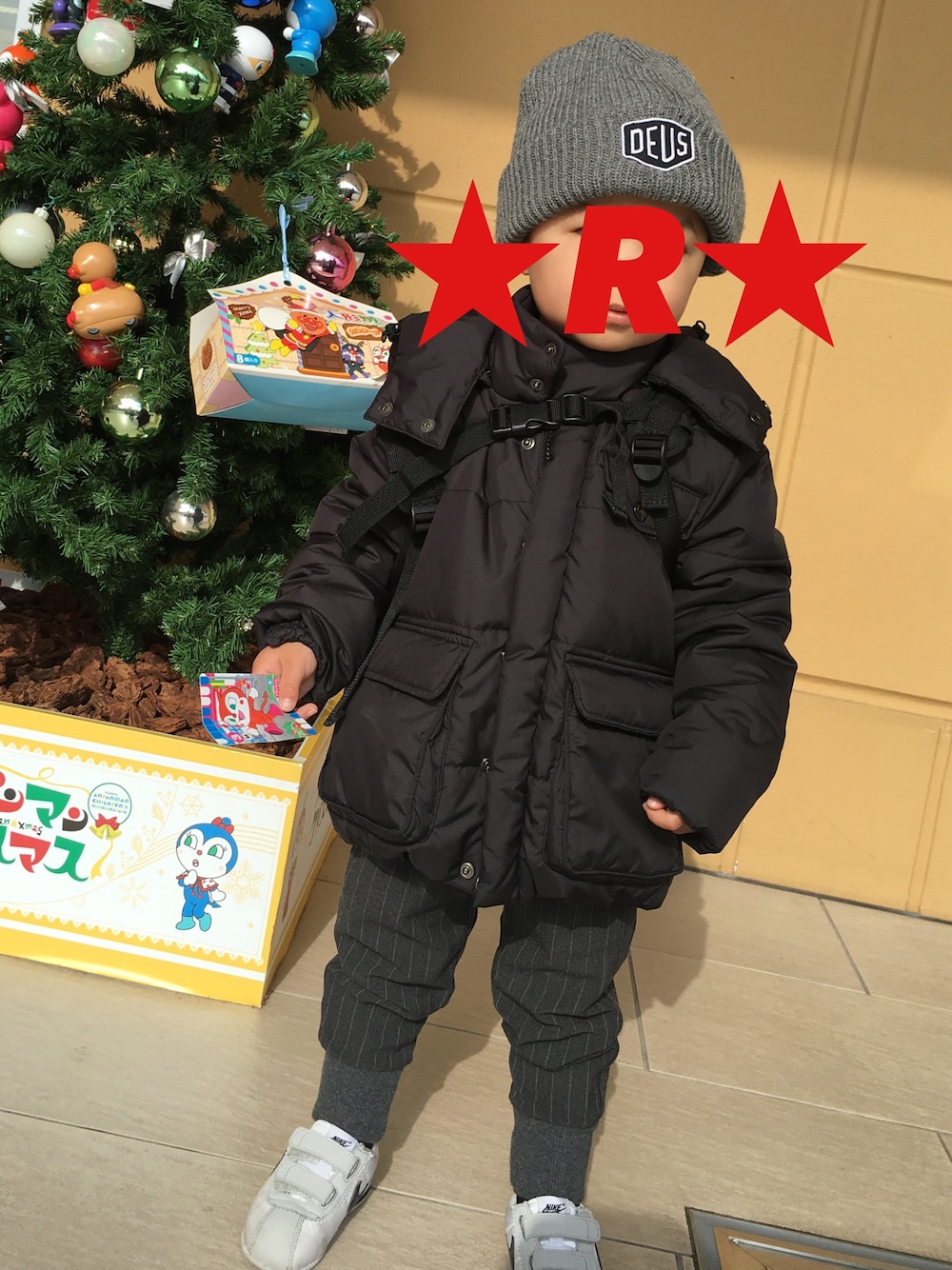 「子鉄、キッズコーデ、kids、男の子、2歳、FITH、DEUS EX MACHINA、NIKE」｜「FITHのアイテム（ダウンジャケット/コート、ブラック系）」を使った、RaiKINGさん（キッズ・90cm）の冬コーディネートの1枚目の写真