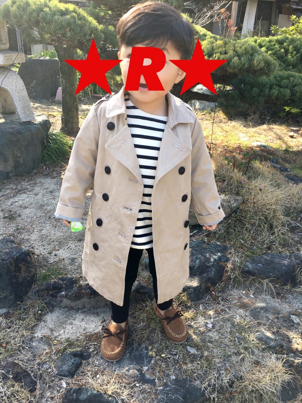 「kids、男の子、キッズコーデ、2歳、petit main、無印良品、ユニクロ、UNIQLO、西松屋、子鉄」｜「petit mainのベーシックトレンチコート（トレンチコート、ベージュ系）」を使った、RaiKINGさん（キッズ・90cm）の春コーディネートの1枚目の写真