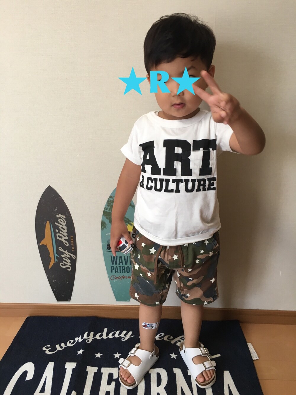 「ドラフトCO、キッズコーデ、kids、2歳、男の子、groovy colors、カムチャットアンドクロゼット(COMECHATTO&CLOSET)、COMECHATTO&CLOSET(COMECHATTO&CLOSET)、DENIM DUNGAREE」｜「GROOVY COLORSのART&CULTURE Tシャツ（Tシャツ/カットソー、ホワイト系）」を使った、RaiKINGさん（キッズ・90cm）の夏コーディネートの1枚目の写真