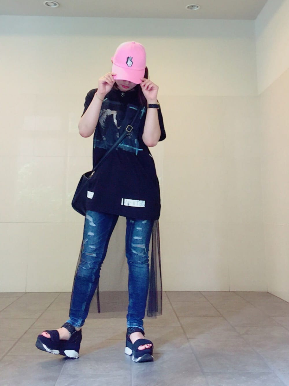 「キャップ、off white、ストリート、vibrate、ストリート女子、チュールスカート、チュールスカート×デニム」｜「off whiteのOFF WHITE 『CARAVAGGIO』Tシャツ（Tシャツ/カットソー、ブラック系）」を使った、masumiさん（レディース・153cm）の夏コーディネートの1枚目の写真