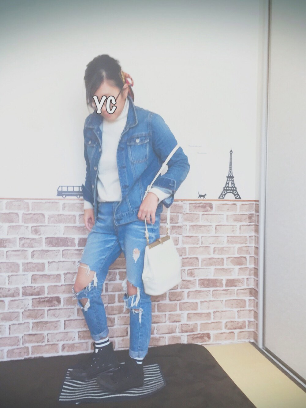 ホワイト系のニット/セーター、ブルー系のデニムジャケット、ブルー系のデニムパンツを着用したレディースの春コーディネートの1枚目の写真