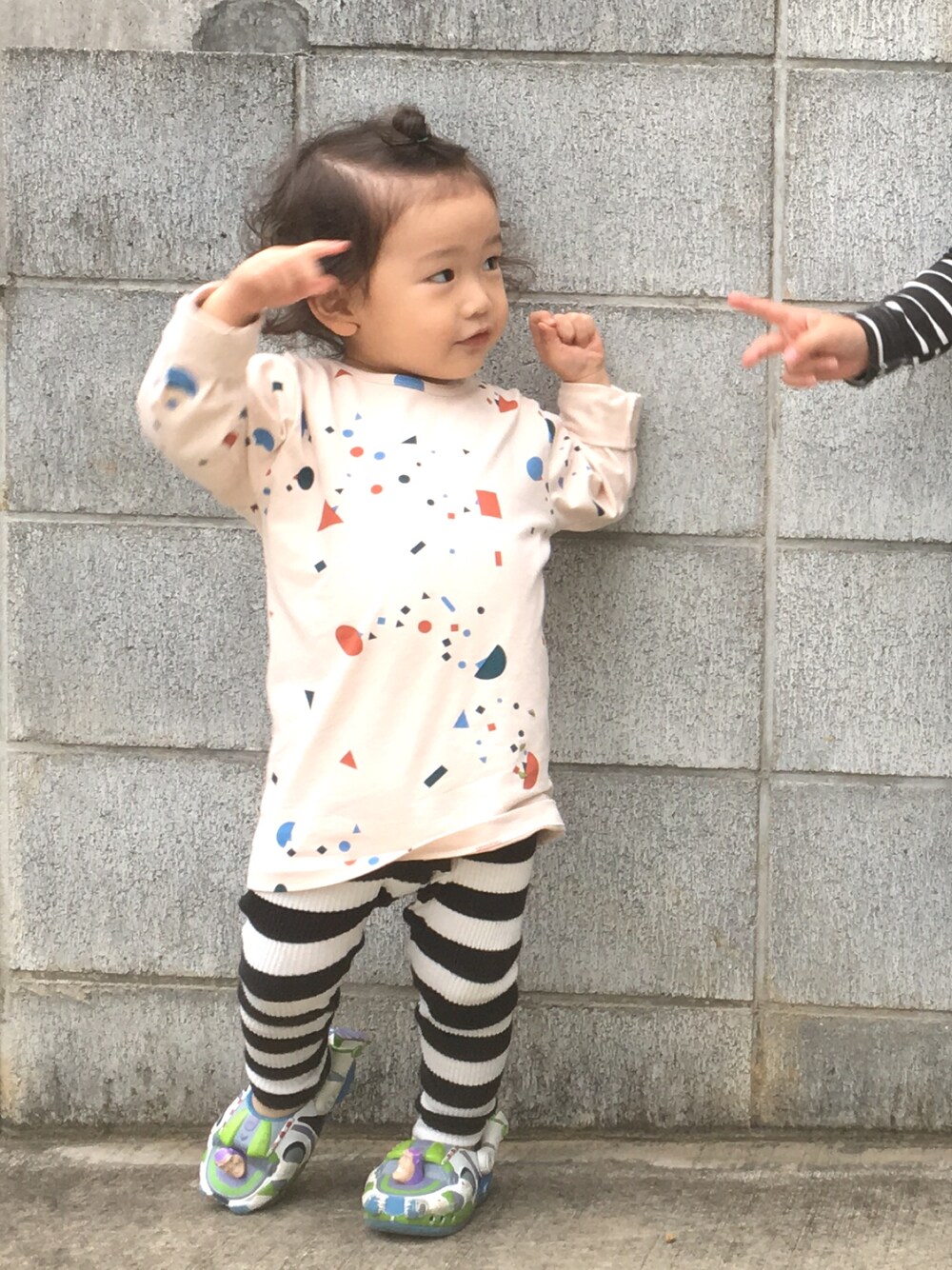 「kidsfashion、キッズファッション、キッズコーデ」｜「Mini Rodiniのアイテム（Tシャツ/カットソー、ベージュ系）」を使った、ちゅんさん（キッズ・90cm）の秋コーディネートの1枚目の写真