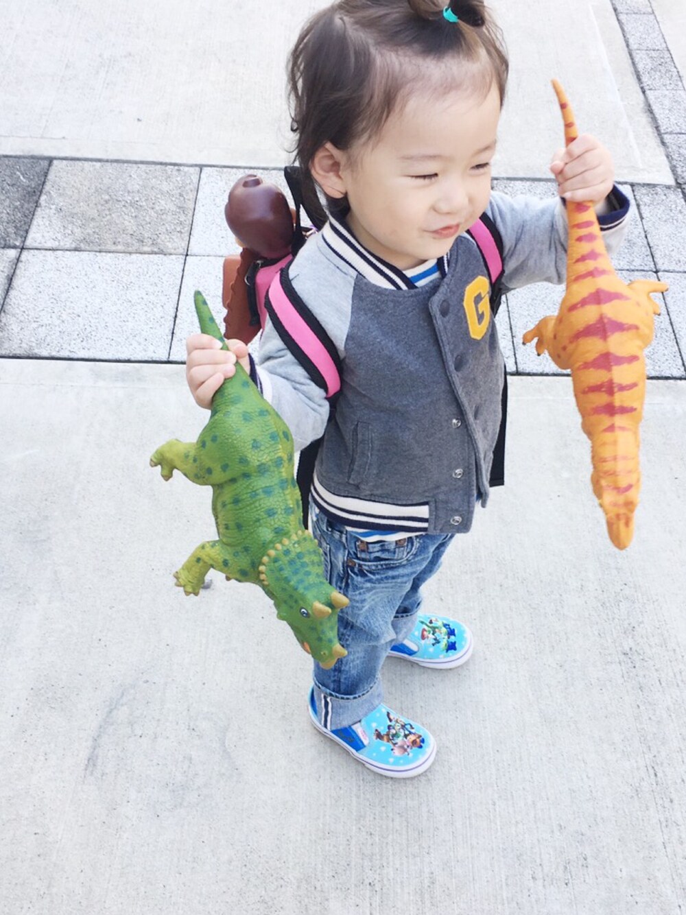 「キッズ、キッズコーデ、ボーイズ、おとこのこ、男の子、男の子コーデ、恐竜、アメカジ」｜「babyGAPのアイテム（スタジャン、グレー系）」を使った、ちゅんさん（キッズ・90cm）の秋コーディネートの1枚目の写真