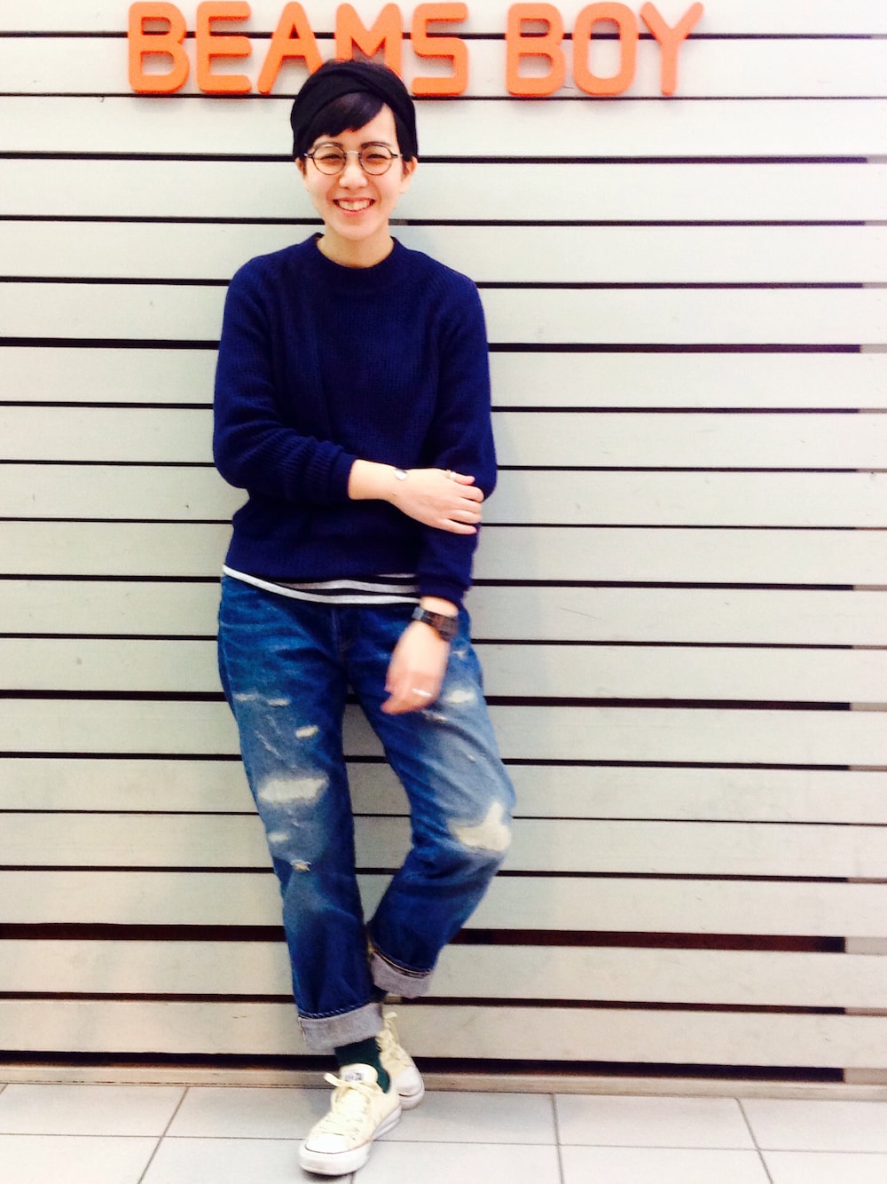 ブルー系のスウェット、ホワイト系のスニーカーを着用したレディースの冬コーディネートの1枚目の写真