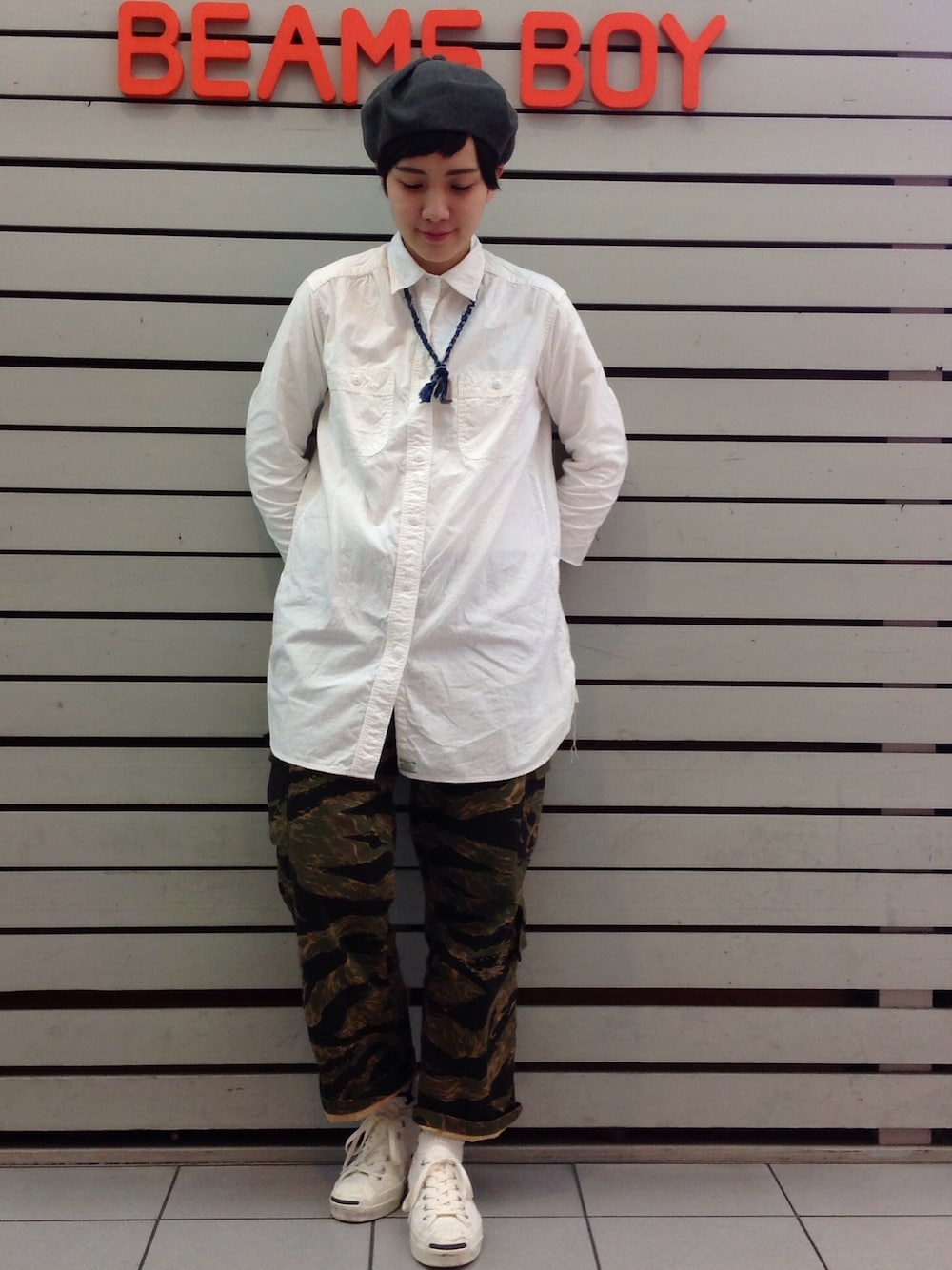 ホワイト系のシャツ/ブラウス、ホワイト系のスニーカーを着用したレディースの春コーディネートの1枚目の写真