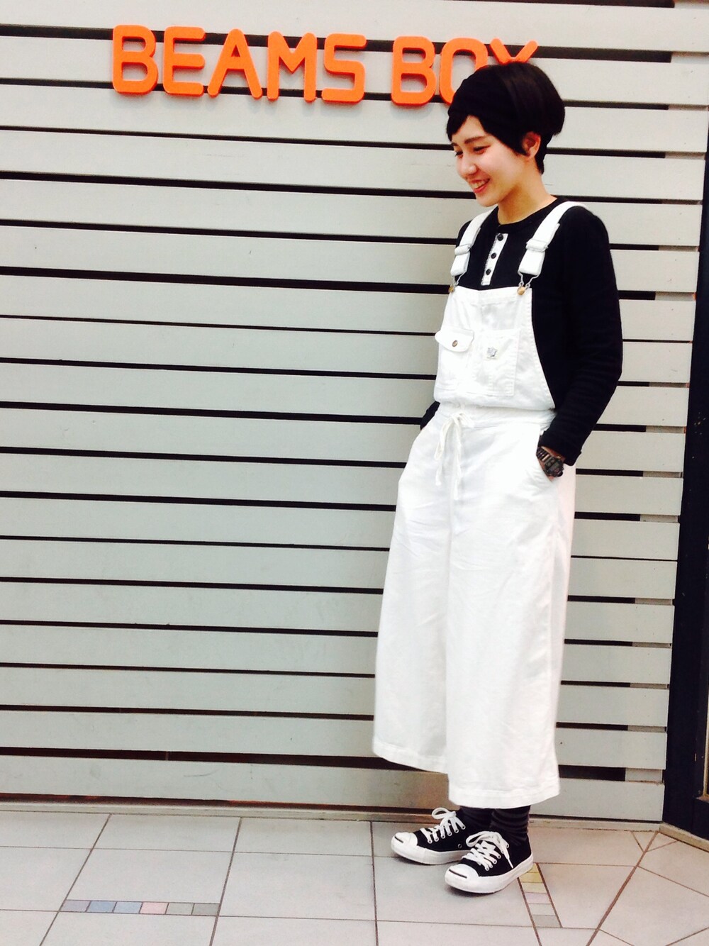 「サロペット、converse、orslow、モノトーン、キュロット、リラックススタイル、BEAMS BOY、jack purcell」｜「BEAMS BOYの【予約】orslow × BEAMS BOY / ジャンパー キュロット（サロペット/オーバーオール、ホワイト系）」を使った、モリグチナオさん（レディース・161cm）の春コーディネートの1枚目の写真