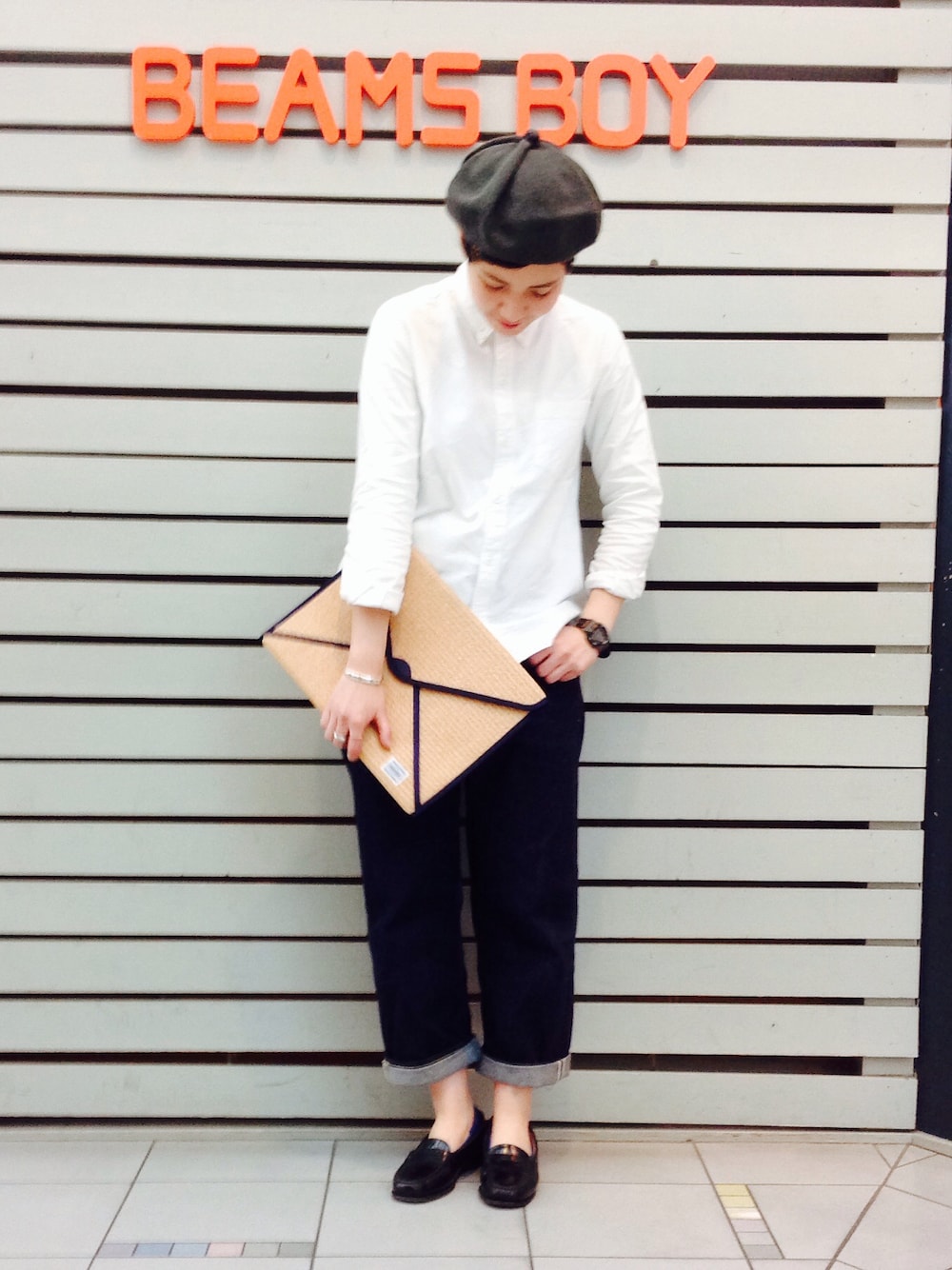 ホワイト系のシャツ/ブラウス、ブラック系のドレスシューズ、ブルー系のクラッチバッグを着用したレディースの春コーディネートの1枚目の写真