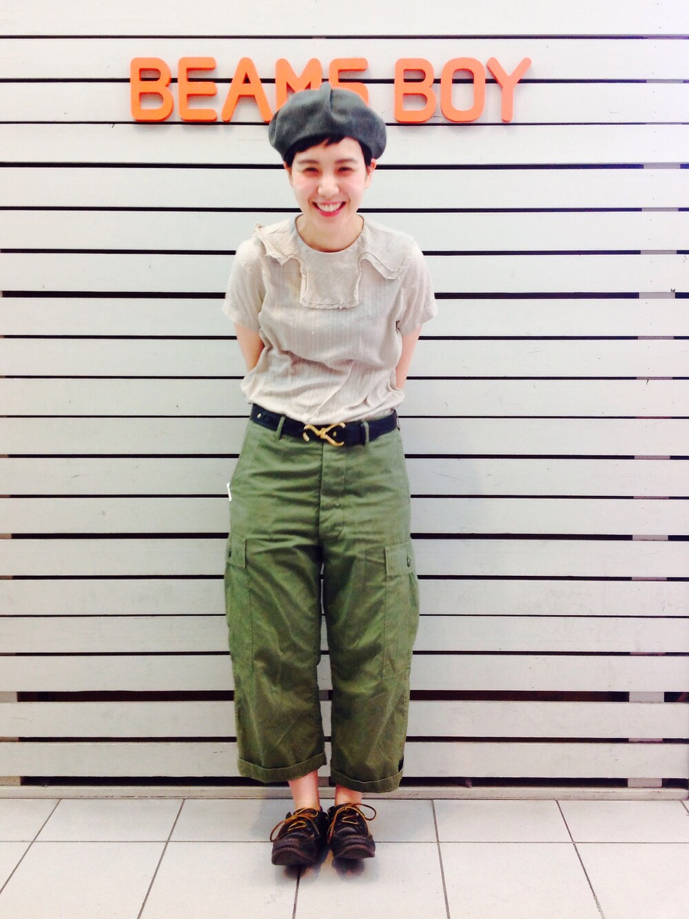 グリーン系のシャツ/ブラウス、グリーン系のカーゴパンツ、ブラック系のモカシン/デッキシューズを着用したレディースの夏コーディネートの1枚目の写真