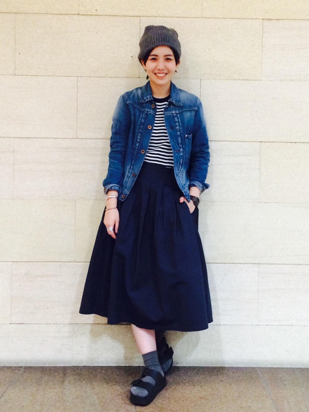 ブルー系のTシャツ/カットソー、ブルー系のデニムジャケット、ブルー系のスカートを着用したレディースの秋コーディネートの1枚目の写真