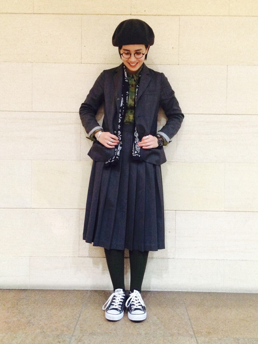 「BEAMS BOY、orslow、セットアップ、ペイズリー、ジャケット」｜「BEAMS BOYのBEAMS BOY / ギャバ 3ボタン ブレザー▼（テーラードジャケット、グレー系）」を使った、モリグチナオさん（レディース・161cm）の冬コーディネートの1枚目の写真
