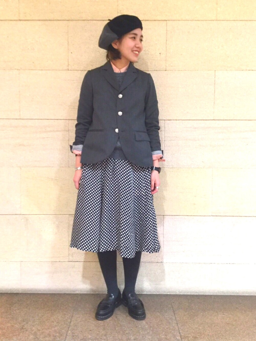 グレー系のテーラードジャケット、ブラック系のドレスシューズを着用したレディースの冬コーディネートの1枚目の写真
