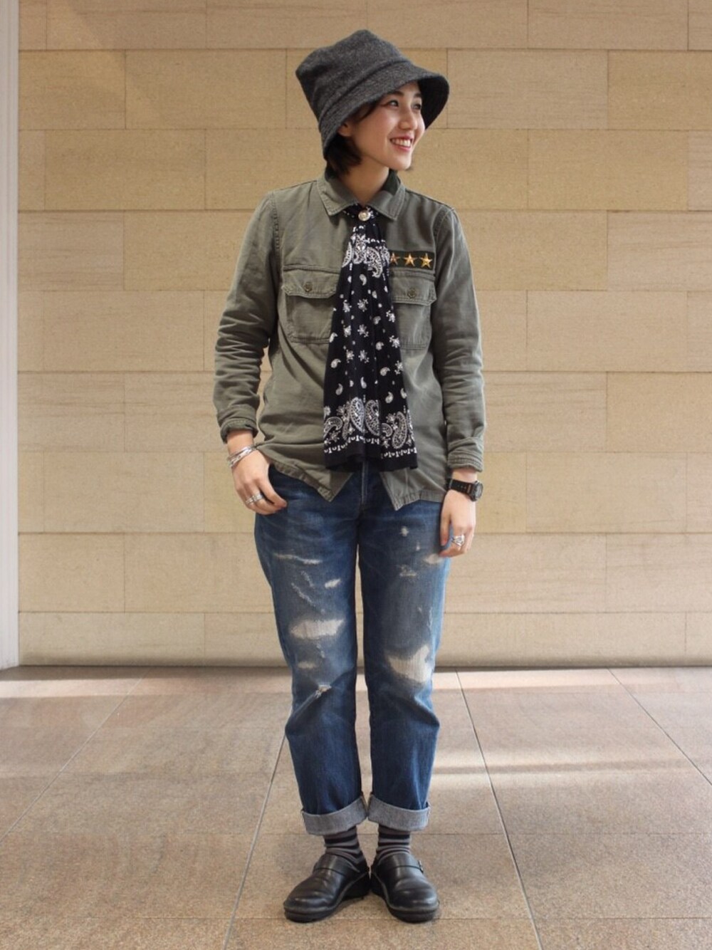 「BEAMS BOY、BEAMS、REMI RELIEF、brunaboinne、ミリタリー、古着」｜「BEAMS BOYのBEAMS BOY / コットンサテン 3連バンダナ（バンダナ/スカーフ、ブラック系）」を使った、モリグチナオさん（レディース・161cm）の冬コーディネートの1枚目の写真