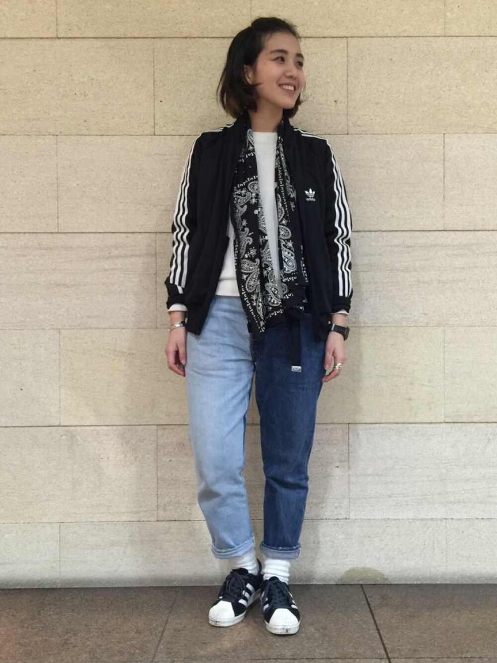 「BEAMS BOY、adidas」｜「BEAMS BOYのBEAMS BOY / コットンサテン 3連バンダナ（バンダナ/スカーフ、ブラック系）」を使った、モリグチナオさん（レディース・161cm）の冬コーディネートの1枚目の写真