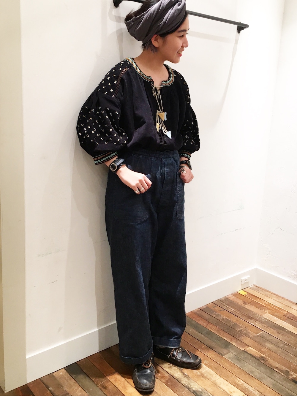 ブラック系のシャツ/ブラウスを着用したレディースの秋コーディネートの1枚目の写真