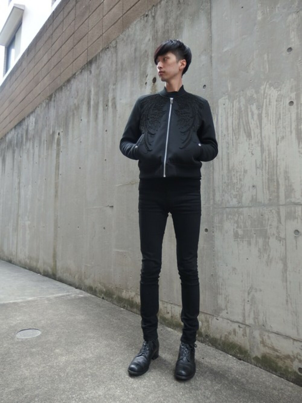 「boots、MA-1、knit、CHRISTIAN DADA」｜「CHRISTIAN DADAのBonding Feather Embroidery Flight Jacket（ミリタリージャケット、ブラック系）」を使った、Yu-ki Matsumotoさん（メンズ・183cm）の秋コーディネートの1枚目の写真