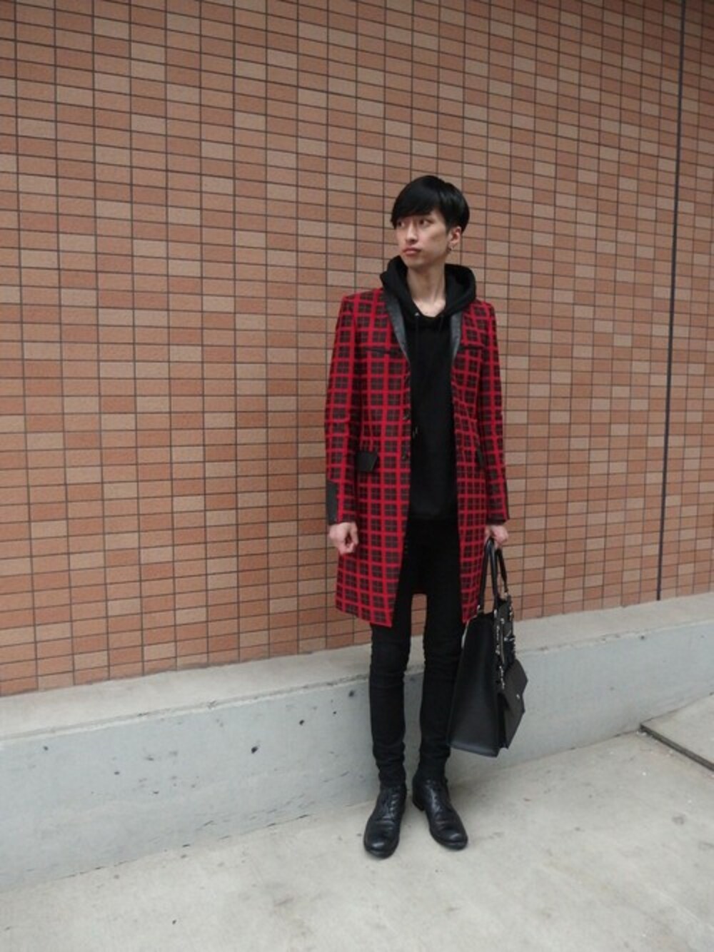 「ジャケット、ブーツ、スキニーパンツ、パーカー、チェックコート、CHRISTIAN DADA、黒×赤」｜「CHRISTIAN DADAのPigments Classic Piping Hoodie（パーカー、ブラック系）」を使った、Yu-ki Matsumotoさん（メンズ・183cm）の秋コーディネートの1枚目の写真