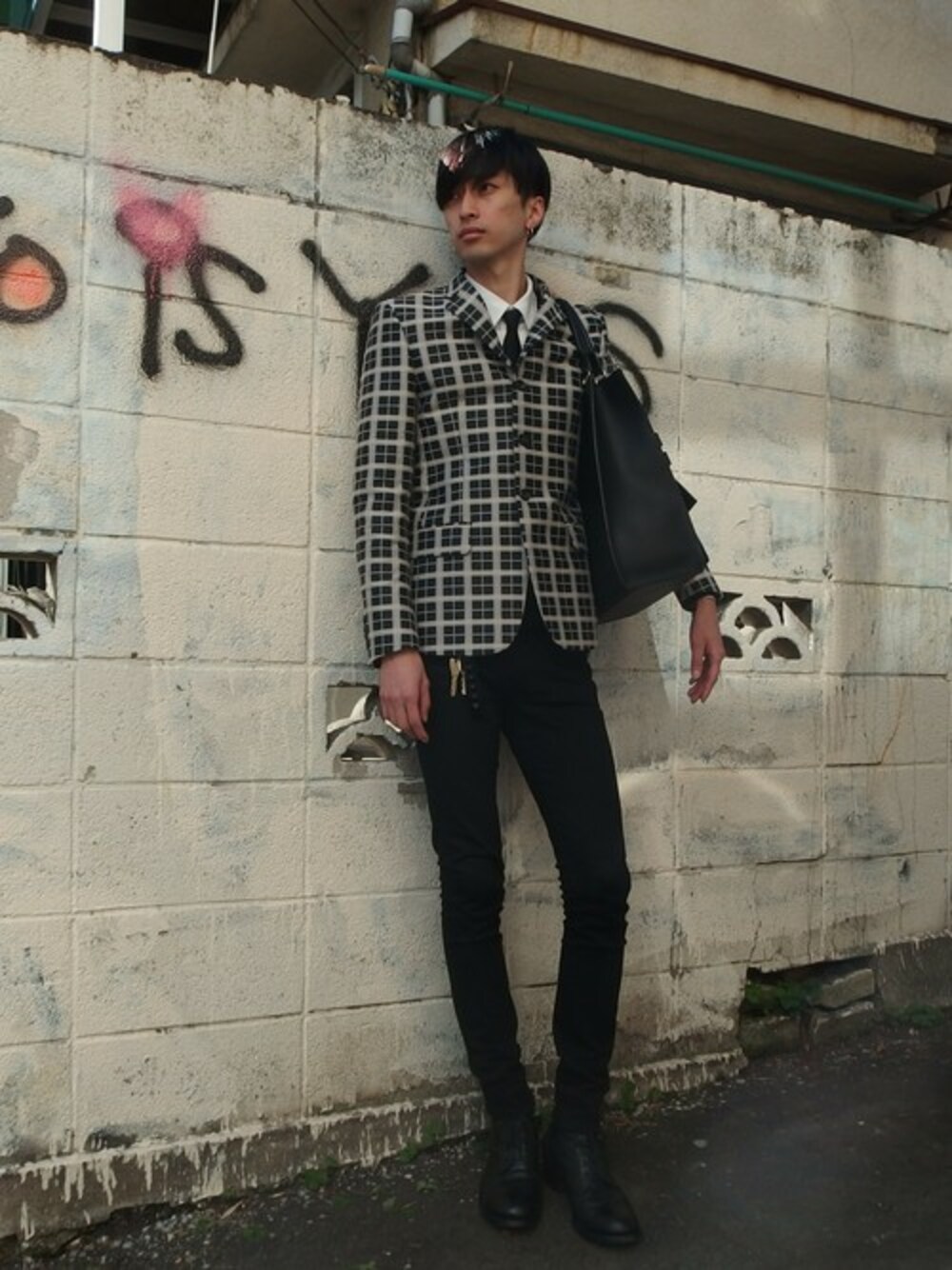 「チェック、ジャケット、ブーツ、刺繍、ネクタイ、CHRISTIAN DADA、レザーバッグ、刺繍シャツ、黒スキニー、クリスチャンダダ」｜「CHRISTIAN DADAのHigh Heel Combat Boot（ブーツ、ブラック系）」を使った、Yu-ki Matsumotoさん（メンズ・183cm）の秋コーディネートの1枚目の写真