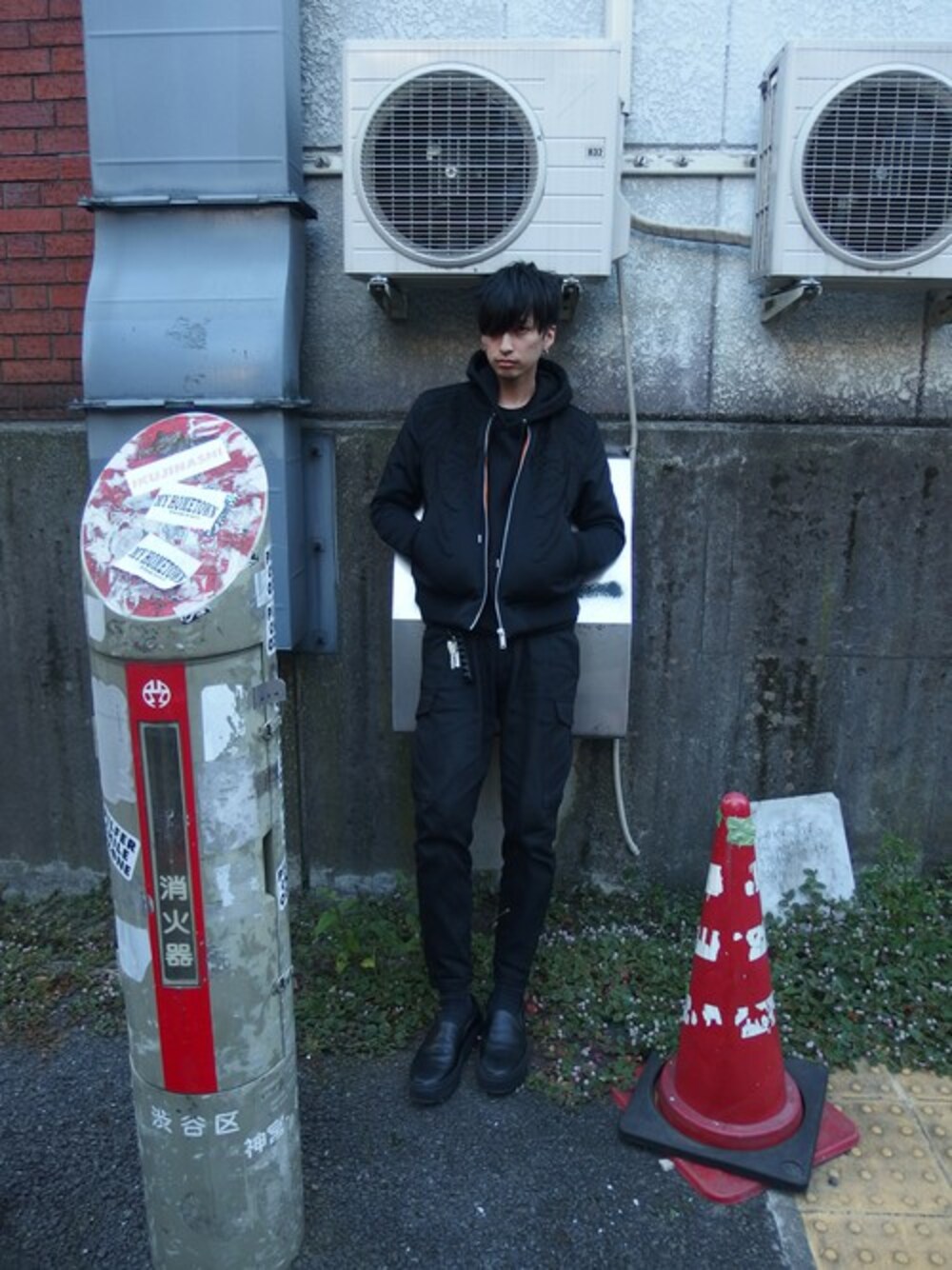 「ブラック、MA-1、パーカー、刺繍、スリッポン、モード、レザースニーカー、CHRISTIAN DADA、christiandada、クリスチャンダダ」｜「CHRISTIAN DADAのBonding Feather Embroidery Flight Jacket（ミリタリージャケット、ブラック系）」を使った、Yu-ki Matsumotoさん（メンズ・183cm）の秋コーディネートの1枚目の写真