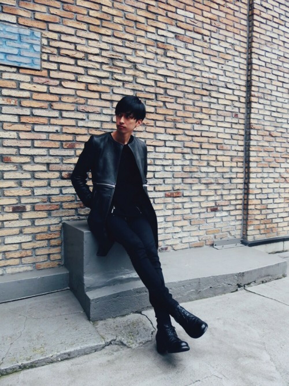 「コート、ニット、レザー、スキニー、CHRISTIAN DADA、ジップ、黒コーデ、編み上げブーツ」｜「CHRISTIAN DADAのDouble Zip Knit（ニット/セーター、ブラック系）」を使った、Yu-ki Matsumotoさん（メンズ・183cm）の秋コーディネートの1枚目の写真