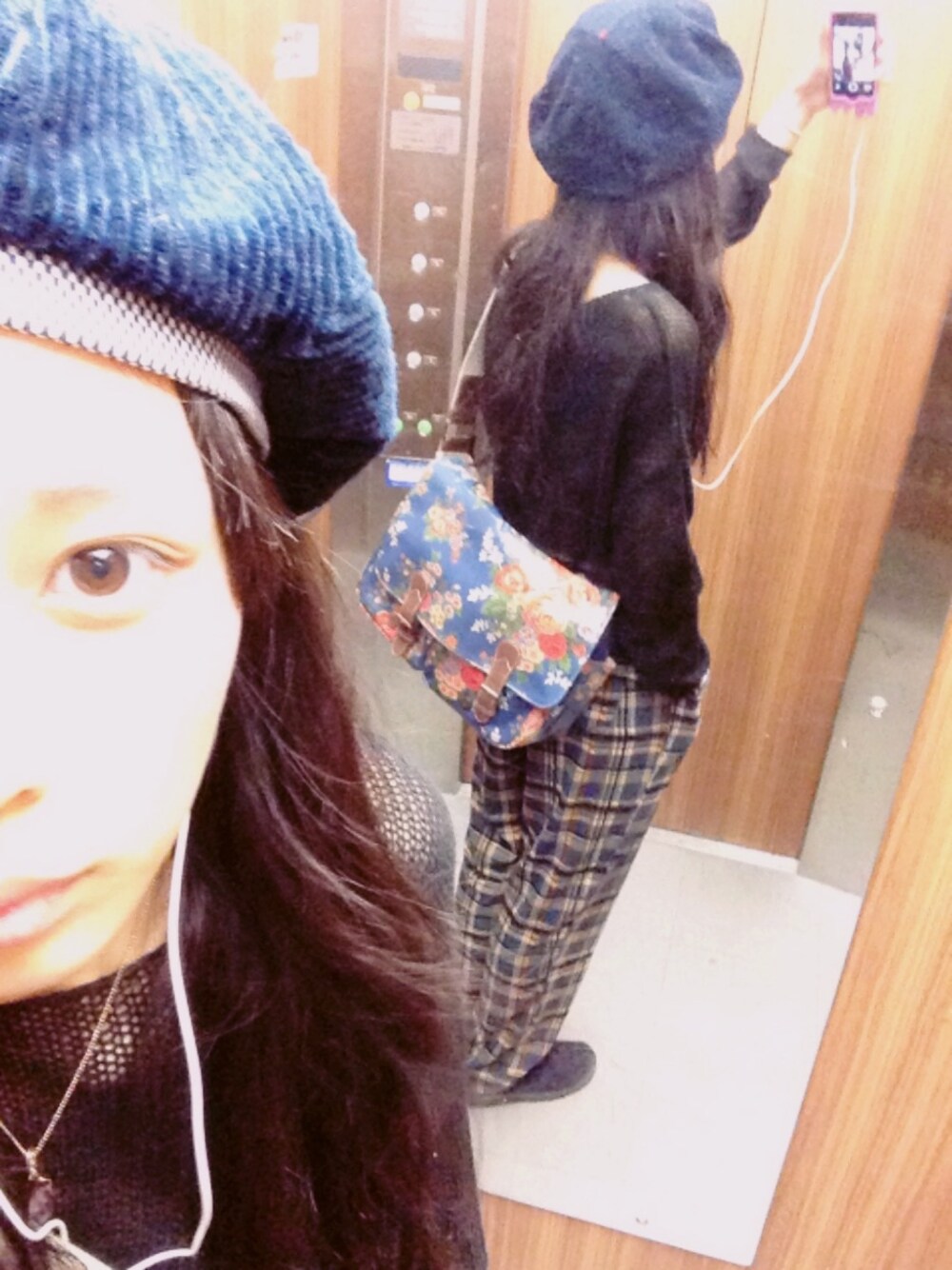 「柄×柄、チェック、花柄、柄パンツ、ガラパン、ベレー帽、ロンドンかぶれ、パジャマ」｜「H&Mのアイテム（ニット/セーター、ブラック系）」を使った、shimiさん（レディース・165cm）の秋コーディネートの1枚目の写真