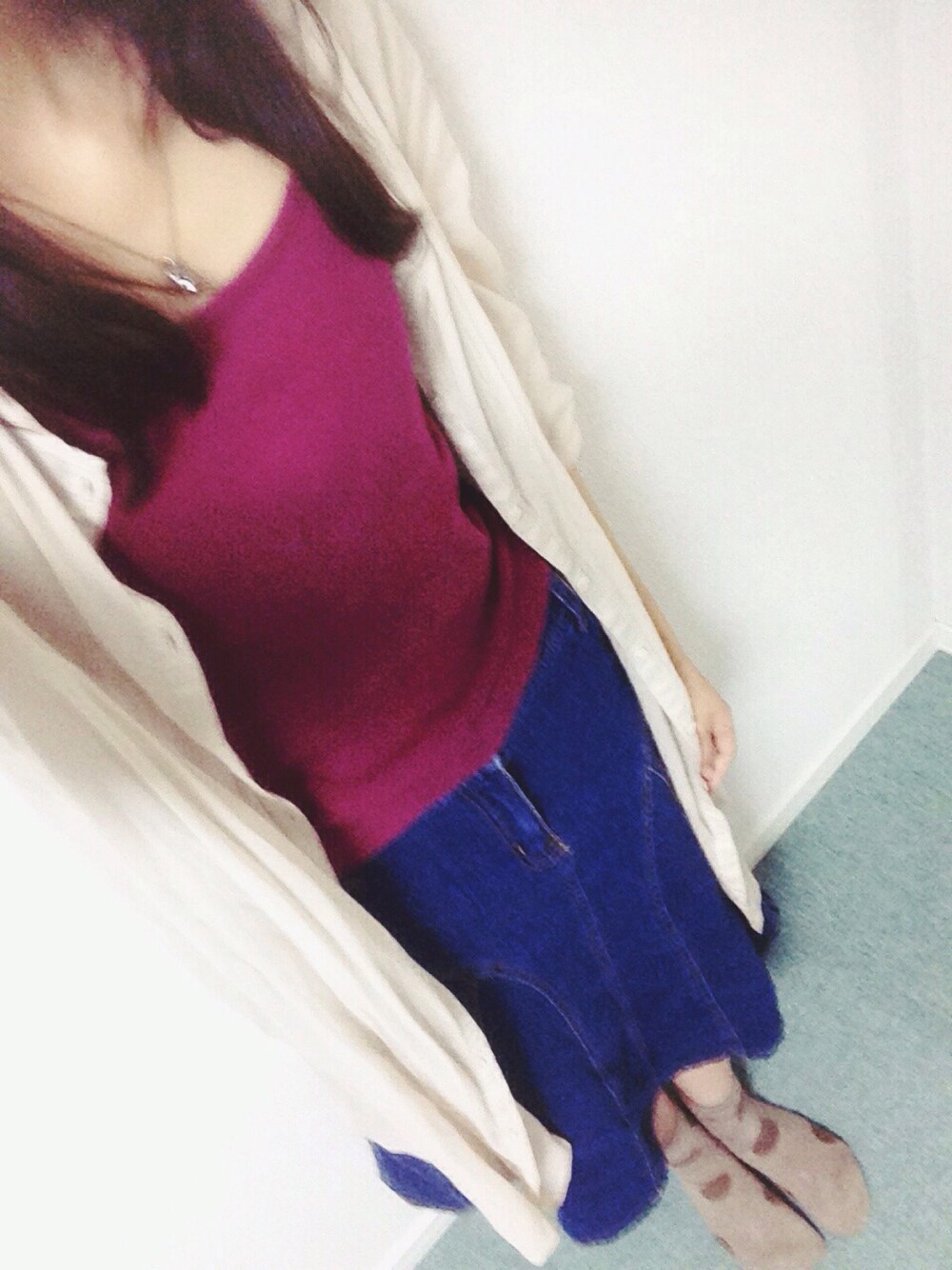 レッド系のキャミソールを着用したレディースの夏コーディネートの1枚目の写真