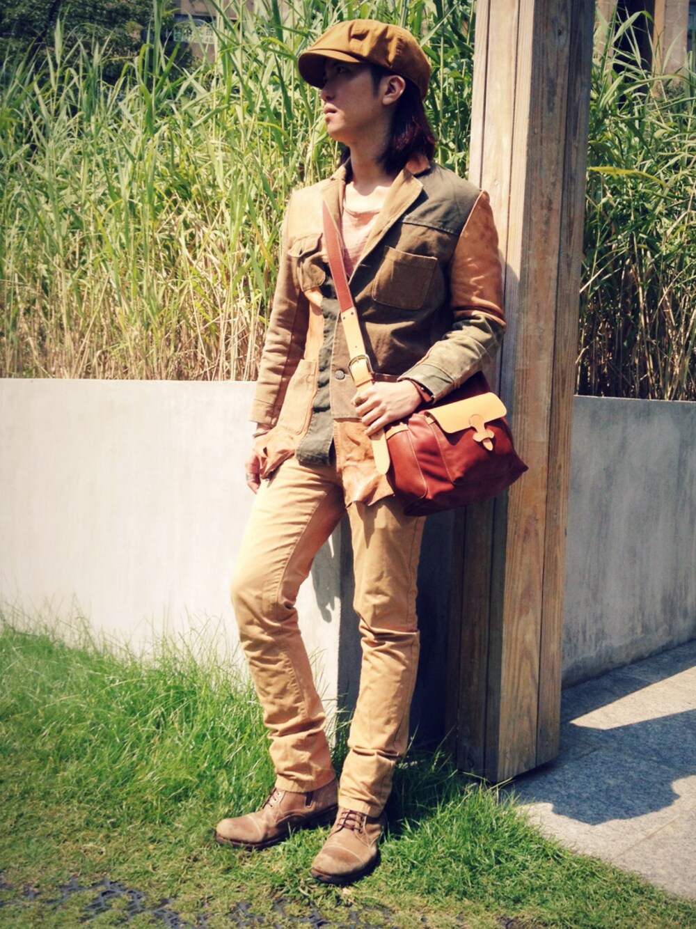 ブラウン系のメッセンジャーバッグを着用したメンズの秋コーディネートの1枚目の写真