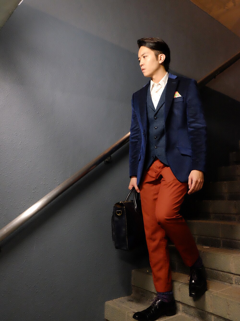 ブルー系のその他トップス、ホワイト系のその他を着用したメンズの冬コーディネートの1枚目の写真