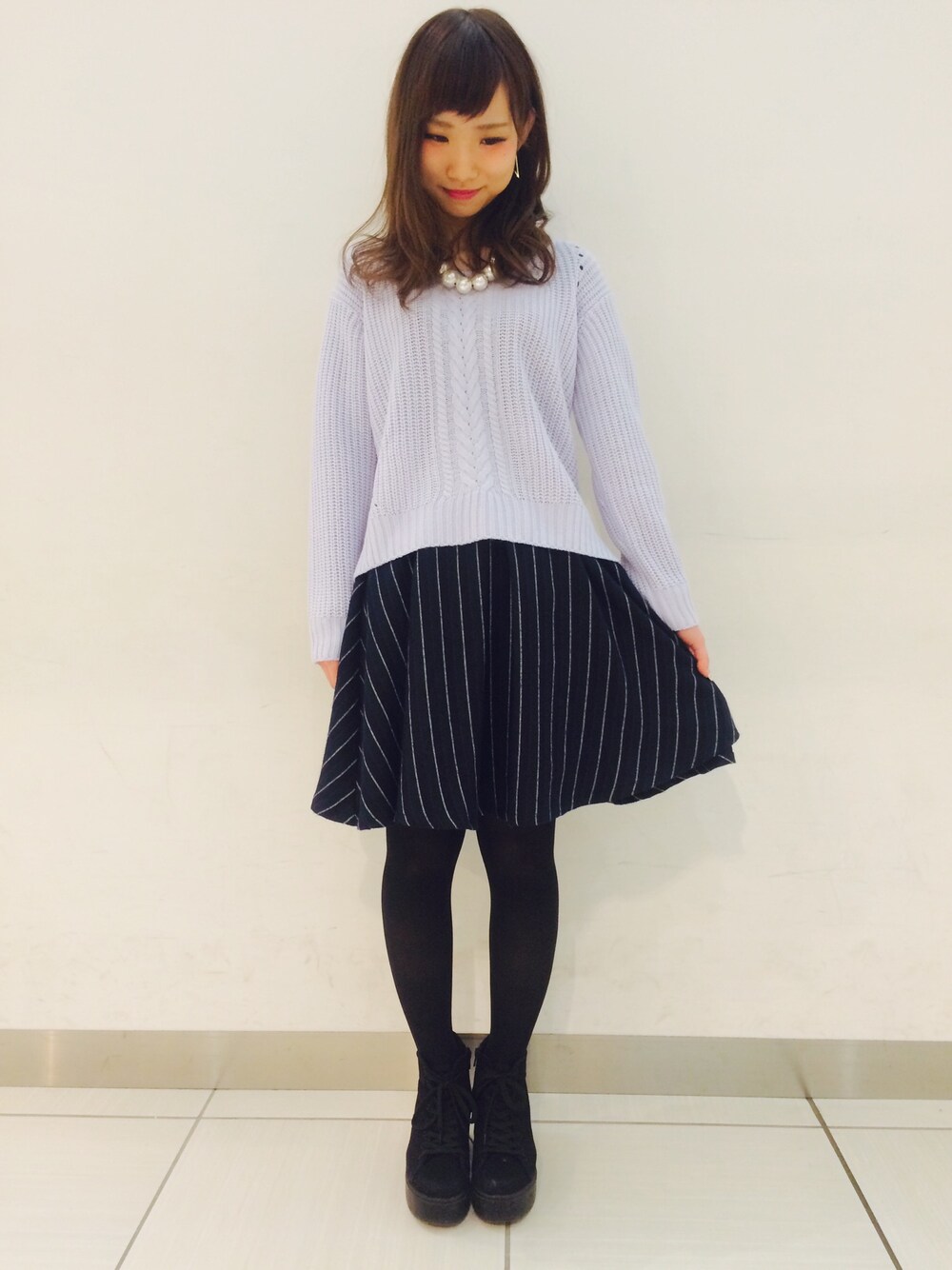 「ダスティパステル、ブルー、ストライプ、フレアスカート、パールアクセ、PAGEBOY」｜「PAGEBOYのストライプタックフレアスカート（スカート、ブルー系）」を使った、Hinechiさん（レディース・158cm）の冬コーディネートの1枚目の写真
