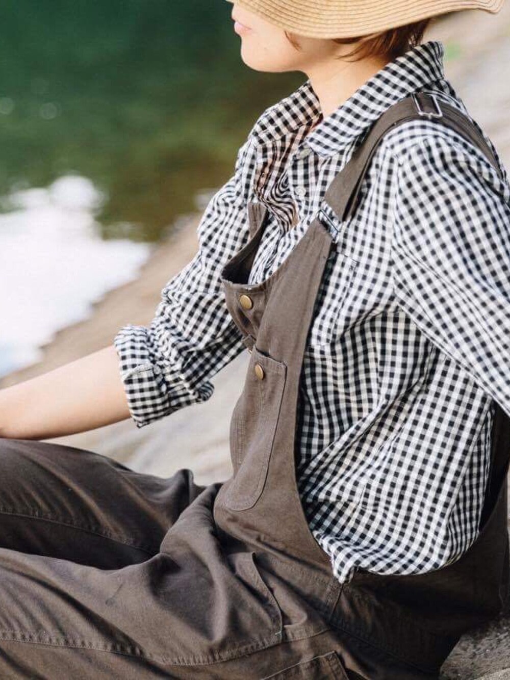 グレー系のサロペット/オーバーオールを着用したレディースの秋コーディネートの1枚目の写真