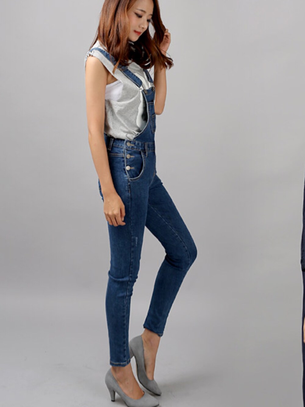 ブルー系のサロペット/オーバーオール、グレー系のタンクトップを着用したレディースの夏コーディネートの1枚目の写真