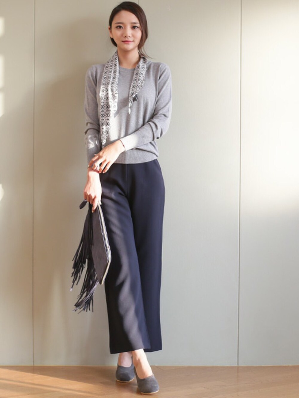 ブルー系のその他パンツ、グレー系のTシャツ/カットソー、グレー系のパンプスを着用したレディースの秋コーディネートの1枚目の写真