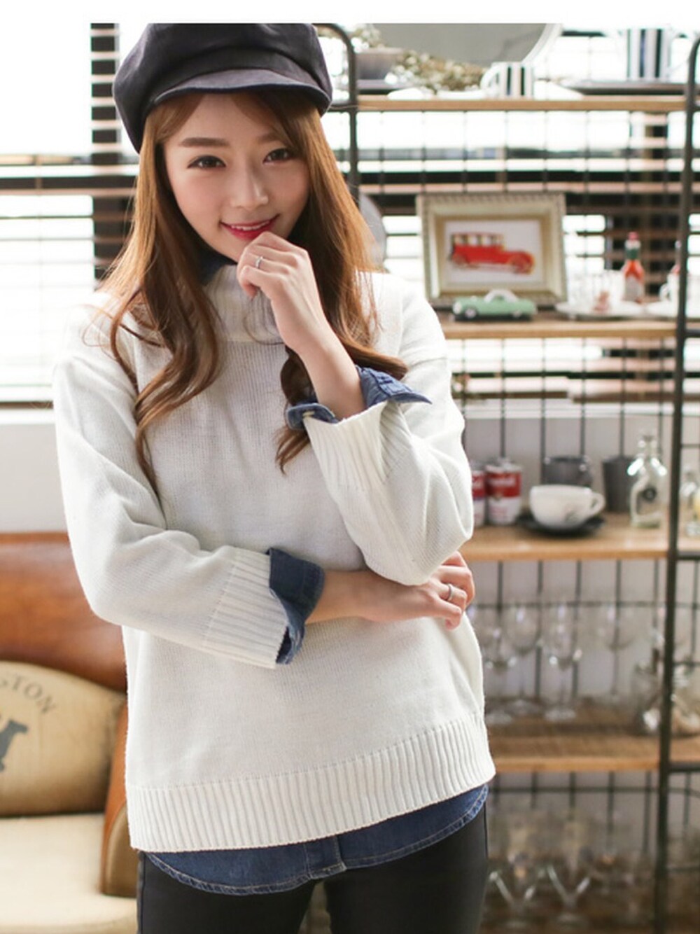 ホワイト系のニット/セーター、ブラック系のその他パンツ、ブルー系のシャツ/ブラウスを着用したレディースの秋コーディネートの1枚目の写真