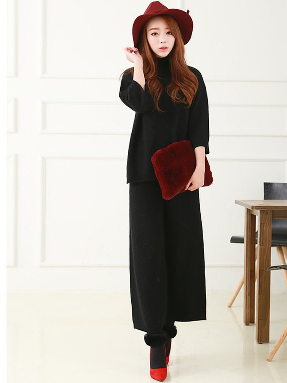 ブラック系のオールインワン・サロペット、レッド系のクラッチバッグ、レッド系のドレスシューズを着用したレディースの冬コーディネートの1枚目の写真