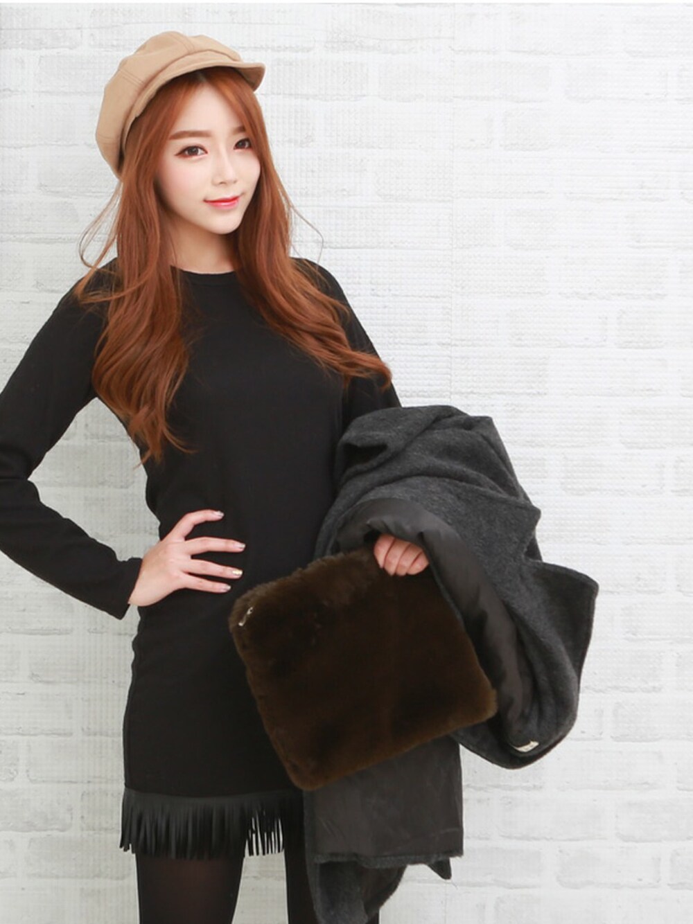 ブラック系のワンピース、ブラウン系のクラッチバッグ、ベージュ系のハンチング/ベレー帽を着用したレディースの冬コーディネートの1枚目の写真