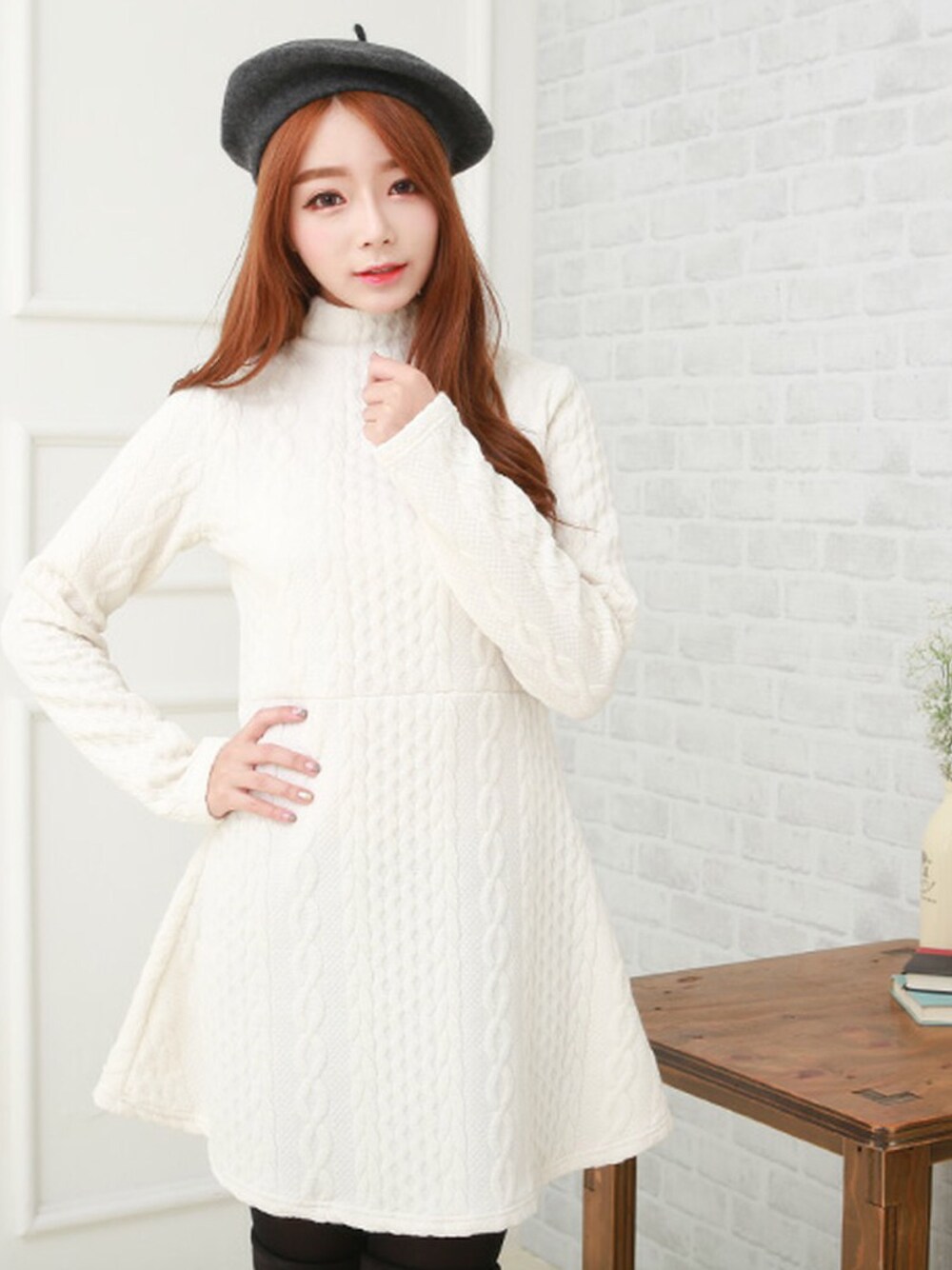 ホワイト系のワンピース、グレー系のハンチング/ベレー帽を着用したレディースの冬コーディネートの1枚目の写真