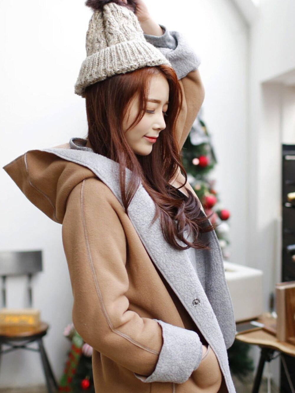 ブラウン系のジャケット/アウター、ホワイト系の帽子を着用したレディースの冬コーディネートの1枚目の写真