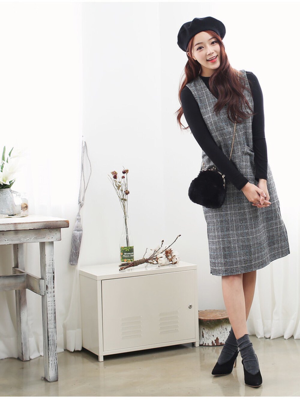 その他のワンピース、ブラック系のバッグ、ブラック系のパンプスを着用したレディースの冬コーディネートの1枚目の写真