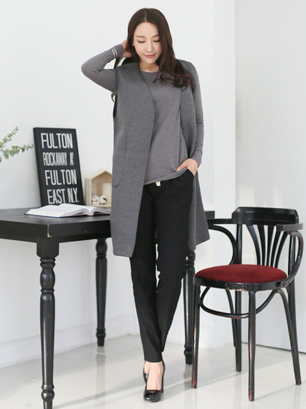 ブラック系のその他パンツを着用したレディースの春コーディネートの1枚目の写真