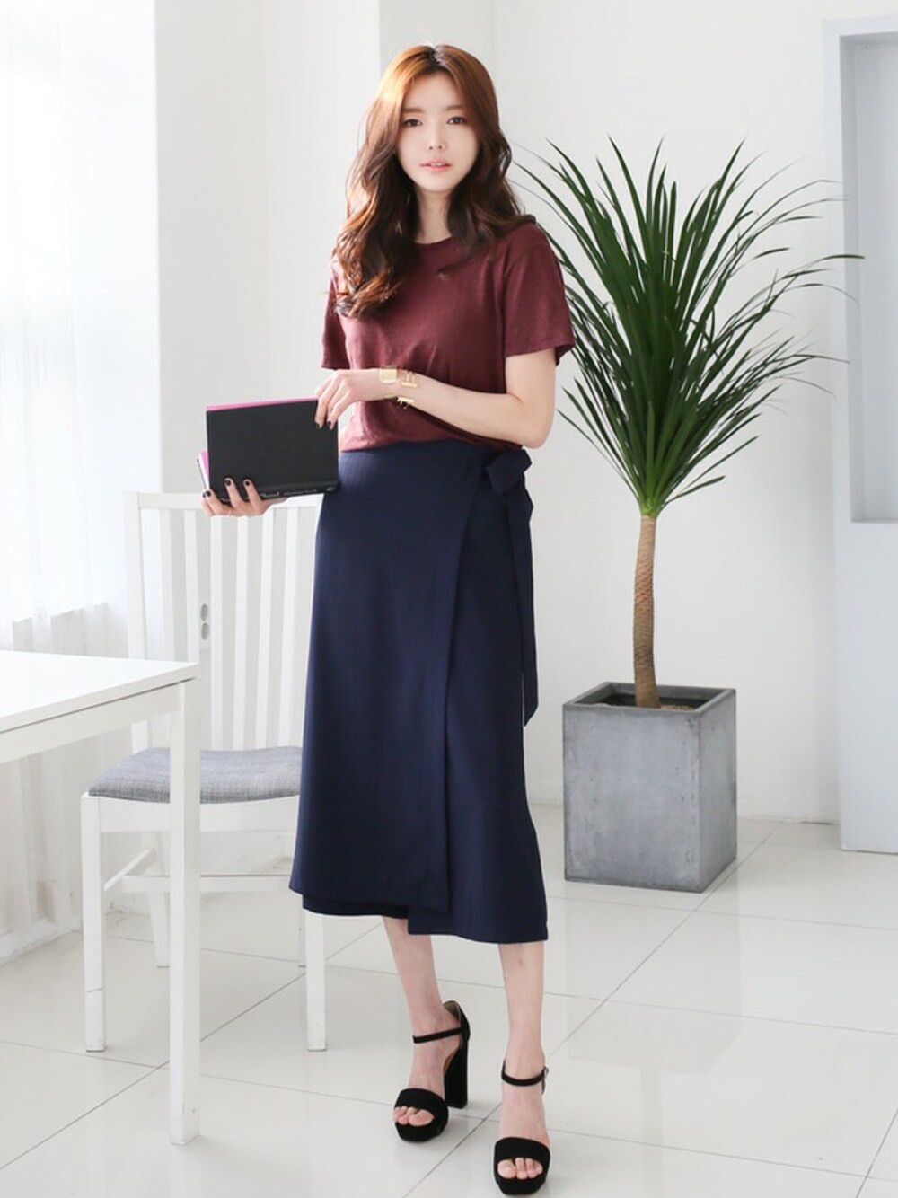 その他のその他パンツ、その他のパンプスを着用したレディースの春コーディネートの1枚目の写真