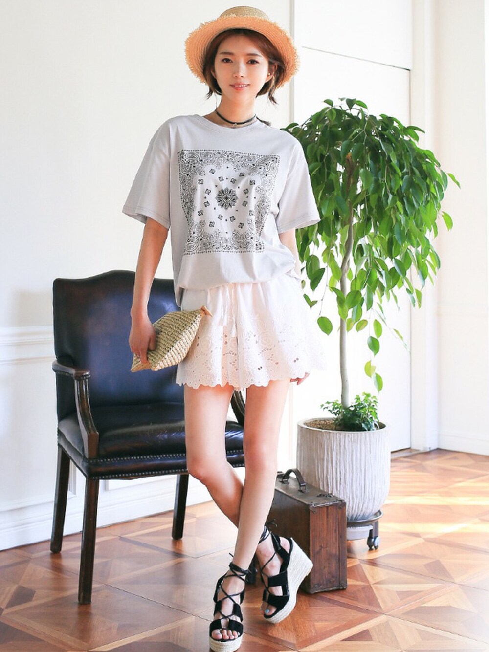 ブラック系のTシャツ/カットソーを着用したレディースの春コーディネートの1枚目の写真
